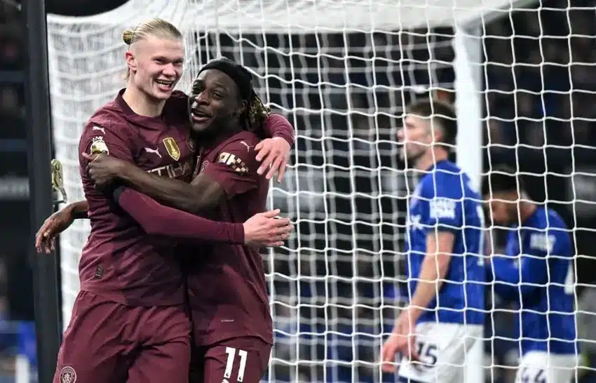 伊普斯维奇镇队球员在英超比赛中奋力拼搏