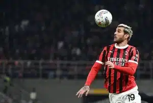 阿尔卡拉斯身着埃弗顿训练服亮相古迪逊公园球场